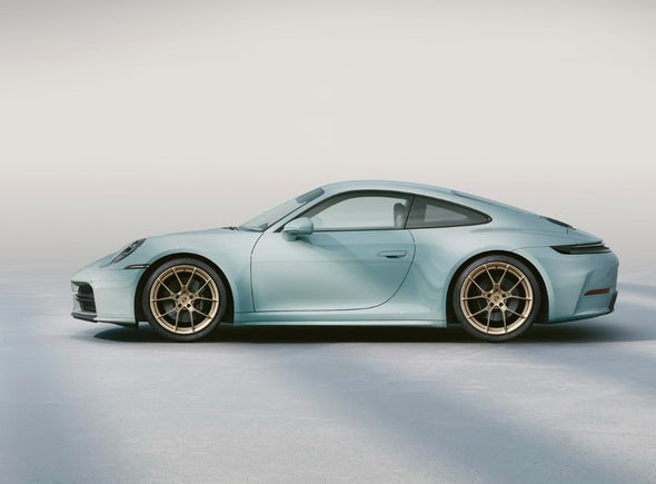 20/21-inch 911 Carrera lightweight wheel set painted in Neodyme.
