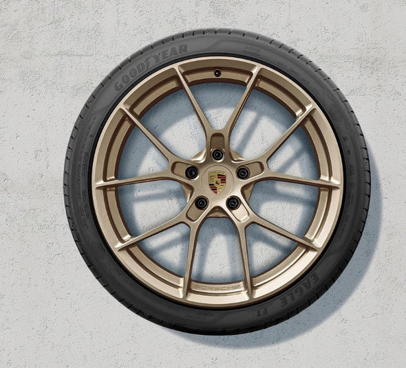20/21-inch 911 Carrera lightweight wheel set painted in Neodyme.
