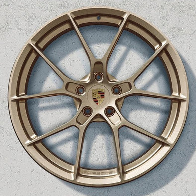 20/21-inch 911 Carrera lightweight wheel set painted in Neodyme.
