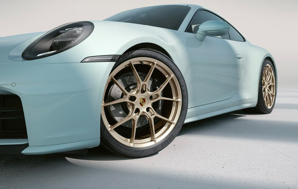 20/21-inch 911 Carrera lightweight wheel set painted in Neodyme.
